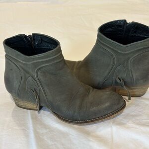 Rebels ankle booties size 8 green